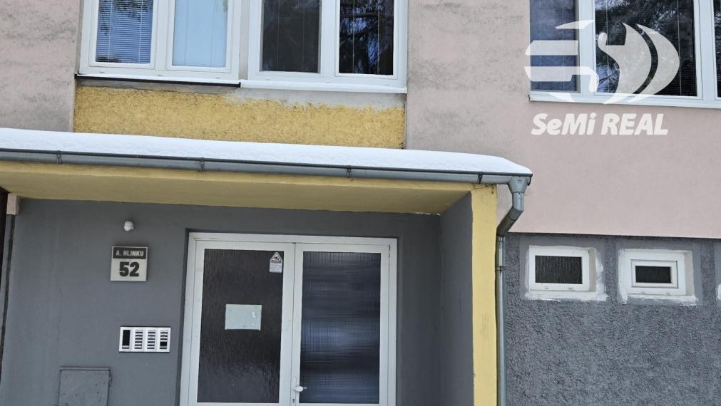 Nová ponuka! Na predaj 3.5 izbový byt na Zl. Potoku, tichá lokalita, murované jadro, balkón aj loggia