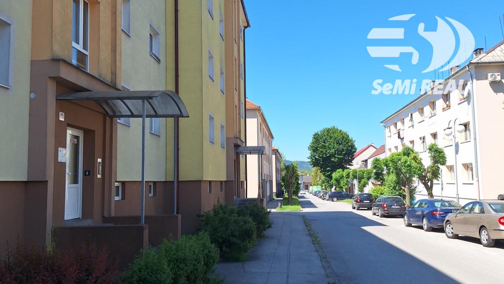NA PREDAJ: Kompletne zariadený tehlový 2-izbový byt s loggiou – širšie centrum Zvolen