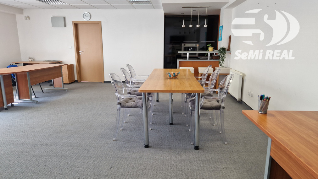 Kúpiť!!!, NIE prenajímať. Nová ponuka - kancelársky priestor na predaj s možnosťou parkovania vo Zvolene, 10 min pešo  od námestia, kuchynka, soc.zariadenie, klíma. Investičná príležitosť!!!