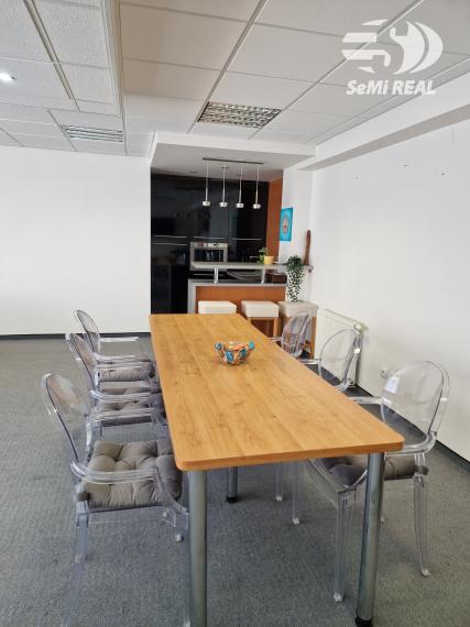 Kúpiť!!!, NIE prenajímať. Nová ponuka - kancelársky priestor na predaj s možnosťou parkovania vo Zvolene, 10 min pešo  od námestia, kuchynka, soc.zariadenie, klíma. Investičná príležitosť!!!