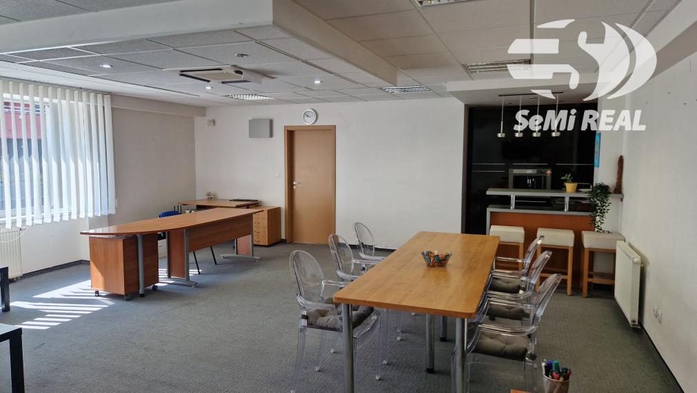 Kúpiť!!!, NIE prenajímať. Nová ponuka - kancelársky priestor na predaj s možnosťou parkovania vo Zvolene, 10 min pešo  od námestia, kuchynka, soc.zariadenie, klíma. Investičná príležitosť!!!