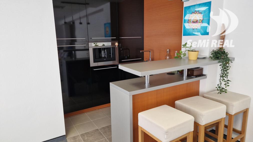 Kúpiť!!!, NIE prenajímať. Nová ponuka - kancelársky priestor na predaj s možnosťou parkovania vo Zvolene, 10 min pešo  od námestia, kuchynka, soc.zariadenie, klíma. Investičná príležitosť!!!