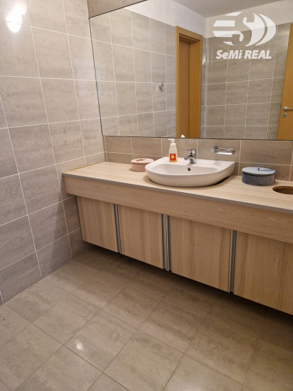 Kúpiť!!!, NIE prenajímať. Nová ponuka - kancelársky priestor na predaj s možnosťou parkovania vo Zvolene, 10 min pešo  od námestia, kuchynka, soc.zariadenie, klíma. Investičná príležitosť!!!