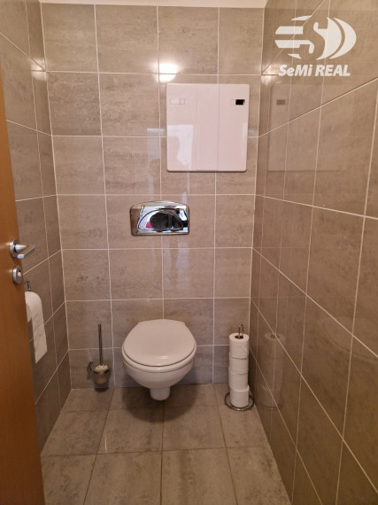 Kúpiť!!!, NIE prenajímať. Nová ponuka - kancelársky priestor na predaj s možnosťou parkovania vo Zvolene, 10 min pešo  od námestia, kuchynka, soc.zariadenie, klíma. Investičná príležitosť!!!