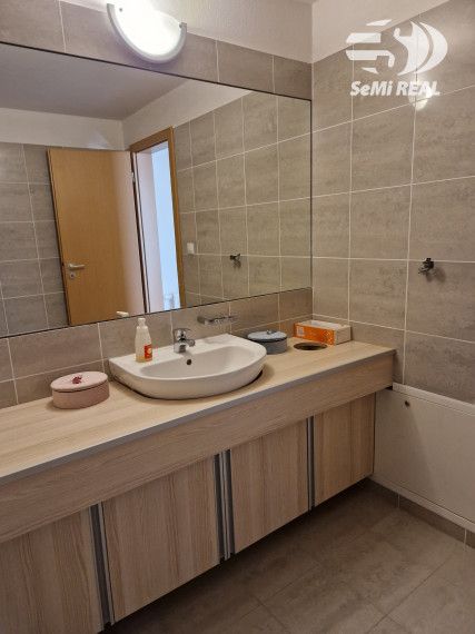 Kúpiť!!!, NIE prenajímať. Nová ponuka - kancelársky priestor na predaj s možnosťou parkovania vo Zvolene, 10 min pešo  od námestia, kuchynka, soc.zariadenie, klíma. Investičná príležitosť!!!