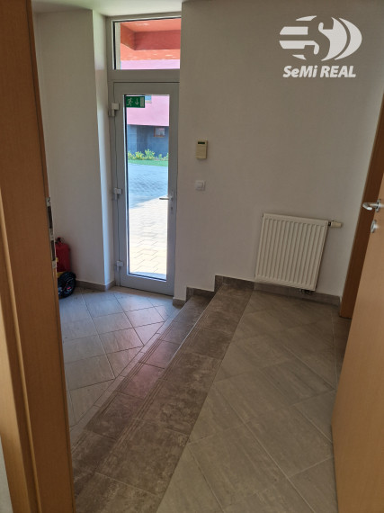 Kúpiť!!!, NIE prenajímať. Nová ponuka - kancelársky priestor na predaj s možnosťou parkovania vo Zvolene, 10 min pešo  od námestia, kuchynka, soc.zariadenie, klíma. Investičná príležitosť!!!