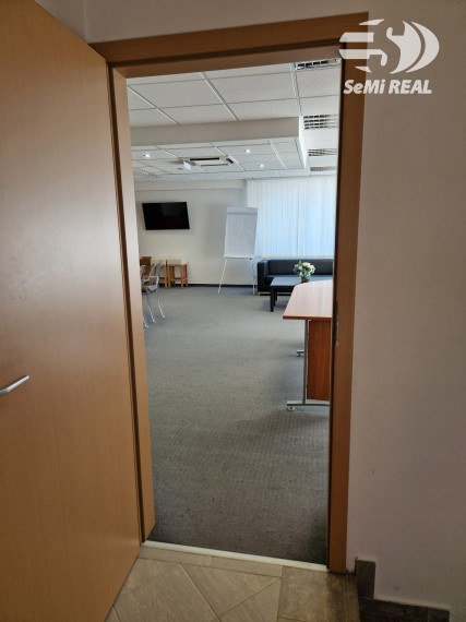 Kúpiť!!!, NIE prenajímať. Nová ponuka - kancelársky priestor na predaj s možnosťou parkovania vo Zvolene, 10 min pešo  od námestia, kuchynka, soc.zariadenie, klíma. Investičná príležitosť!!!