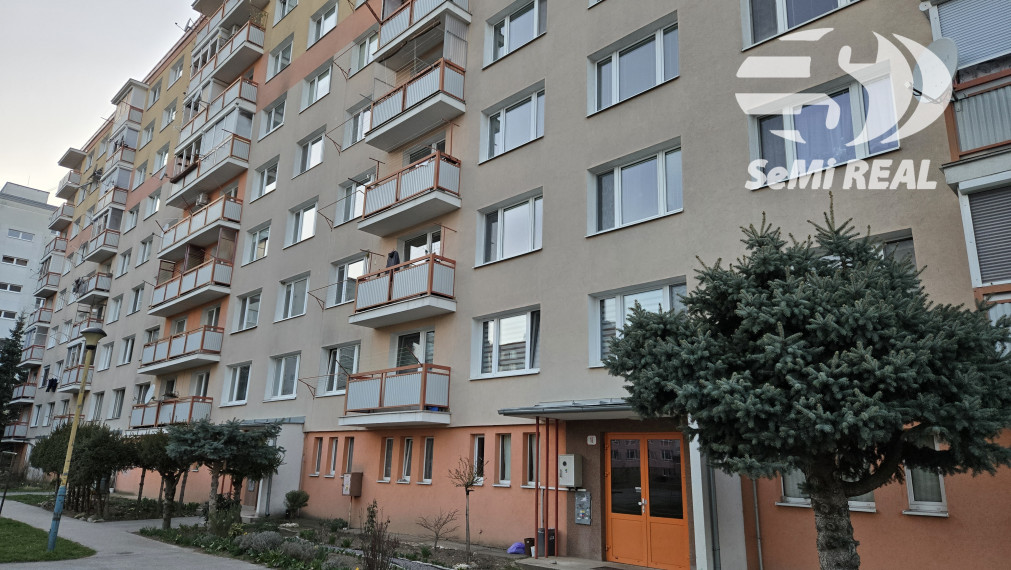 Znížená cena o 5000 Eur. Nová ponuka - super cena: na  predaj 3 izb.byt s balkónom na sídlisku Zvolen- Západ. Pôvodný stav. Cena 124.900 Eur