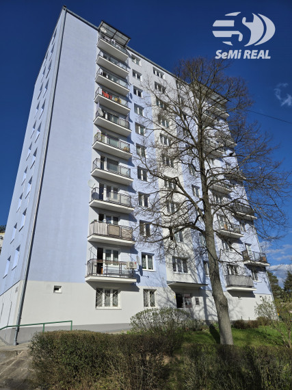 Znížená cena o 5.000 EUR Nová ponuka : 3 izb.byt na predaj na sídlisku Zl. Potok , balkón, plastové okná, pôvodný stav, pôvodné drevené parkety.