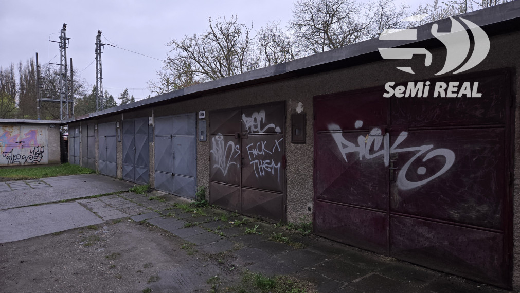 Zľava 1000 Eur Nová ponuka :Ponúkame na predaj garáž v blízkosti ul. Jesenského . Garáž je murovaná, s elektrikou, plechová strecha a strecha. Rozloha 18 m2.