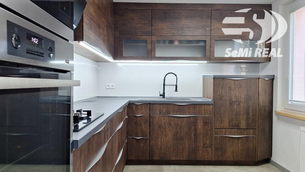 Ponúkame na prenájom 2 izbový byt s lodžiou po kompl.rekonštrukcii aj so zariadením - Zlatý potok