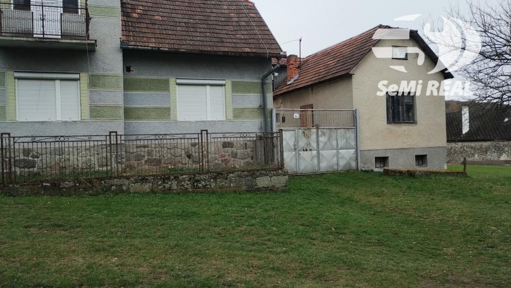 Ponúkame na predaj dva domy s veľkým pozemkom v obci Krnišov