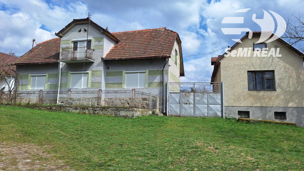 Ponúkame na predaj dva domy s veľkým pozemkom v obci Krnišov