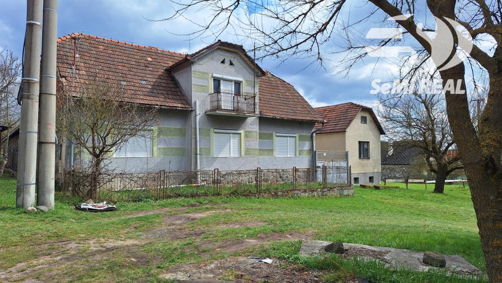 Ponúkame na predaj dva domy s veľkým pozemkom v obci Krnišov
