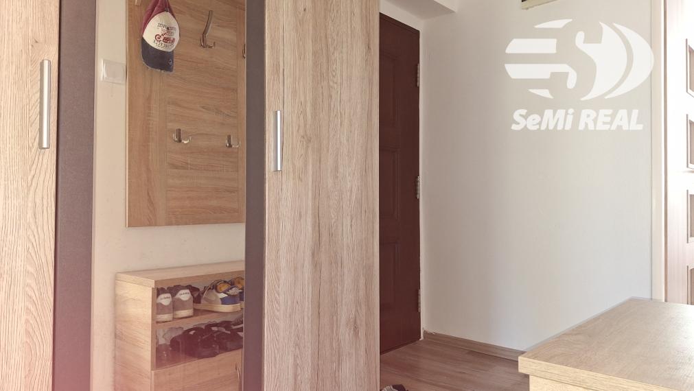 NA PREDAJ: Kompletne zariadený tehlový 2-izbový byt s loggiou – širšie centrum Zvolen