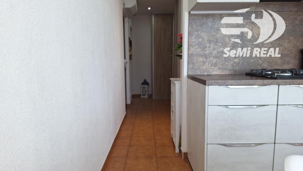 NA PREDAJ: Útulný 3-izbový byt s balkónom a klimatizáciou – Zvolen, sídlisko Západ