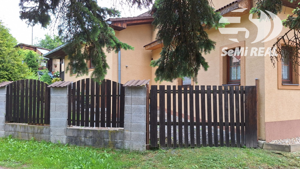 Kompletne zrekonštruovaný rodinný dom s hosťovskou chalupou a čarovnou záhradou – Podzámčok