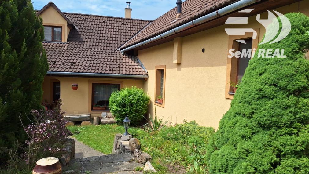 Kompletne zrekonštruovaný rodinný dom s hosťovskou chalupou a čarovnou záhradou – Podzámčok