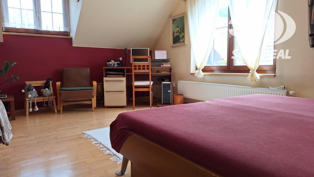 Kompletne zrekonštruovaný rodinný dom s hosťovskou chalupou a čarovnou záhradou – Podzámčok