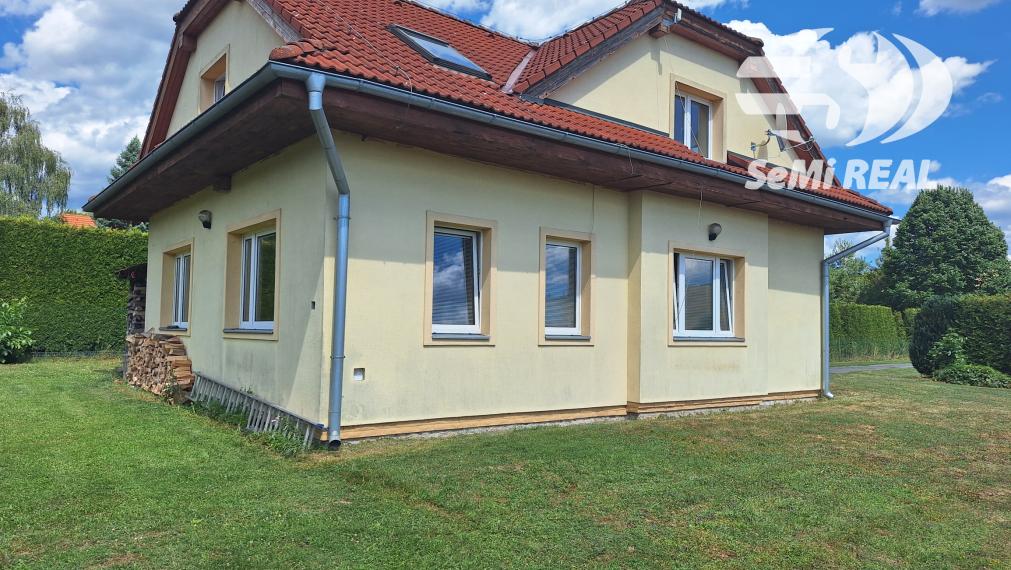 Priestranne riešený rodinný dom s garážou a veľkolepým pozemkom v Detve – Skliarovo