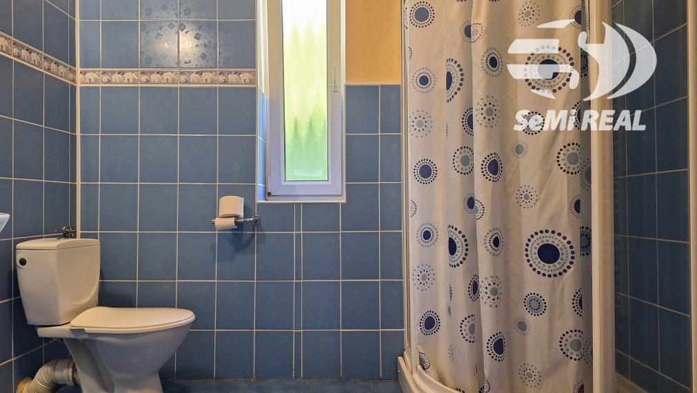 Priestranne riešený rodinný dom s garážou a veľkolepým pozemkom v Detve – Skliarovo