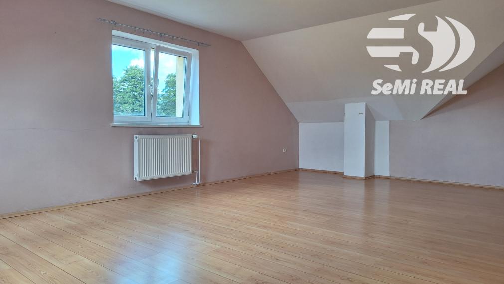 Priestranne riešený rodinný dom s garážou a veľkolepým pozemkom v Detve – Skliarovo