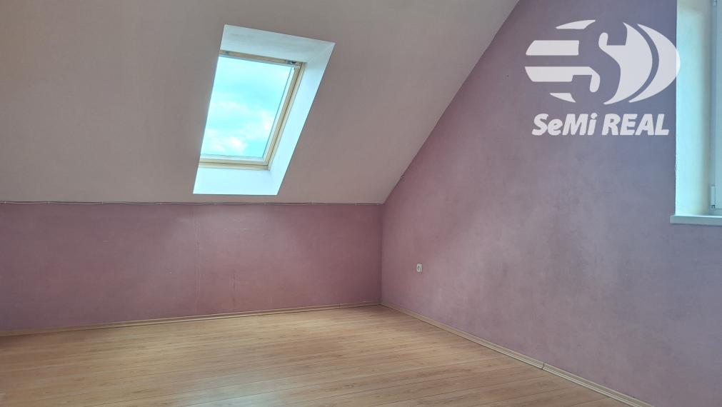 Priestranne riešený rodinný dom s garážou a veľkolepým pozemkom v Detve – Skliarovo
