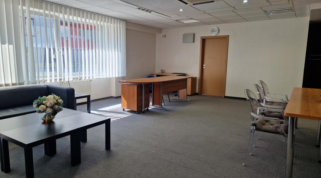 Kúpiť!!!, NIE prenajímať. Nová ponuka - kancelársky priestor na predaj s možnosťou parkovania vo Zvolene, 10 min pešo  od námestia, kuchynka, soc.zariadenie, klíma. Investičná príležitosť!!!