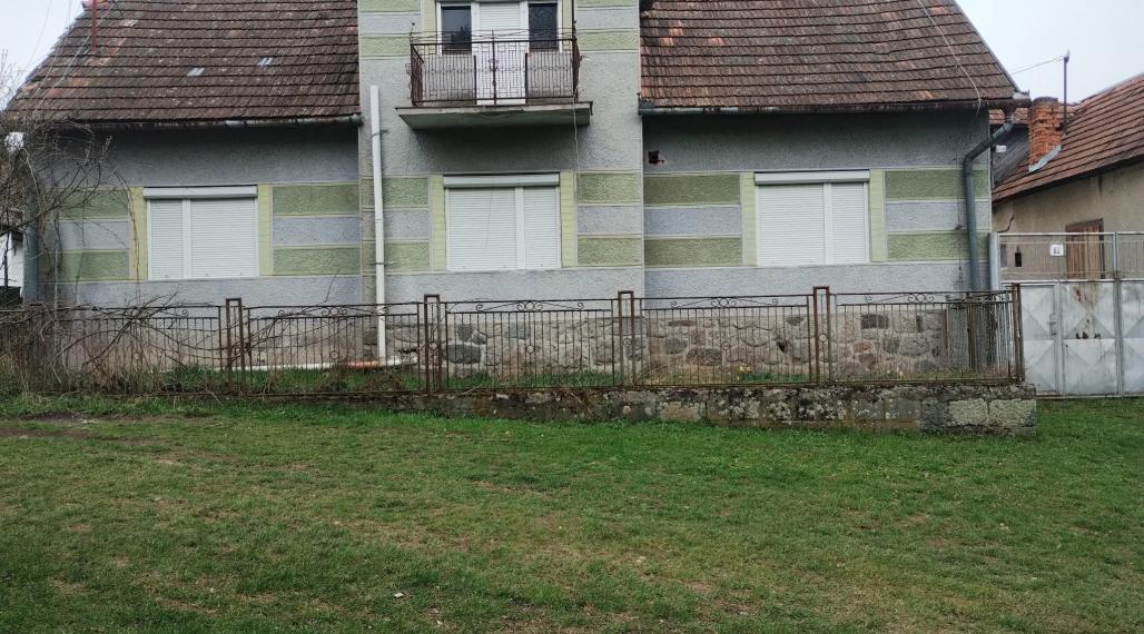 Ponúkame na predaj dva domy s veľkým pozemkom v obci Krnišov