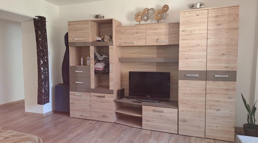NA PREDAJ: Kompletne zariadený tehlový 2-izbový byt s loggiou – širšie centrum Zvolen