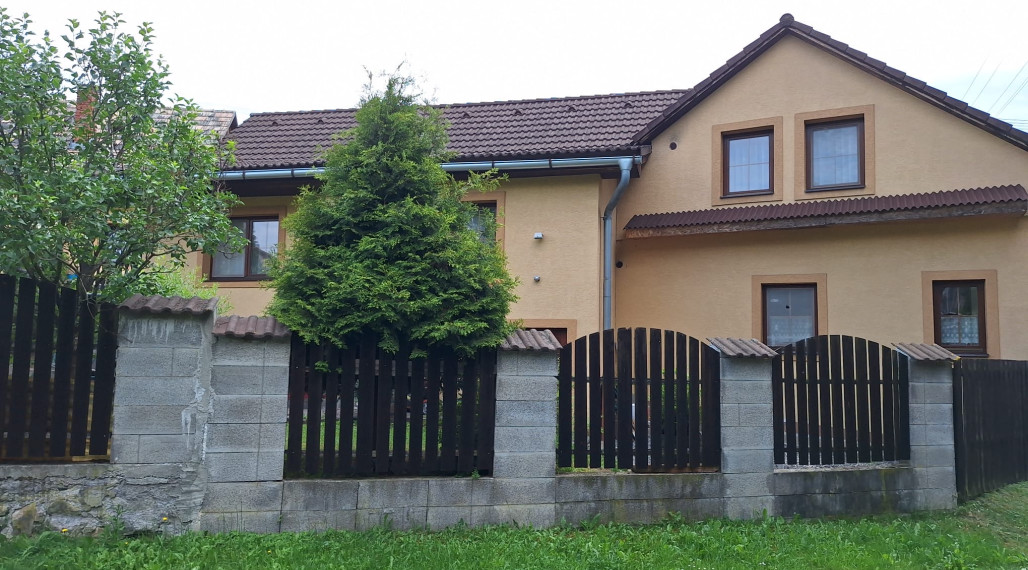 Kompletne zrekonštruovaný rodinný dom s hosťovskou chalupou a čarovnou záhradou – Podzámčok