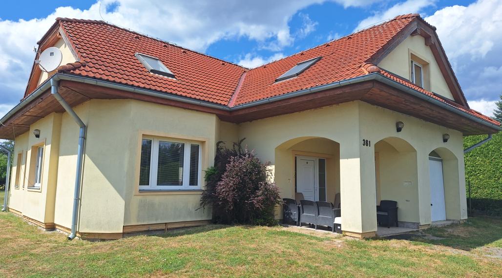 Priestranne riešený rodinný dom s garážou a veľkolepým pozemkom v Detve – Skliarovo