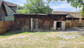 Rodinný dom v štádiu rekonštrukcie s veľkorysým pozemkom–Hrochoť - fotografia 3