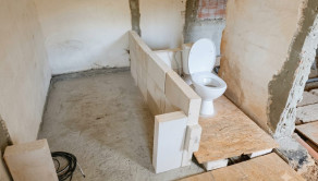Rodinný dom v štádiu rekonštrukcie s veľkorysým pozemkom–Hrochoť - fotografia 12