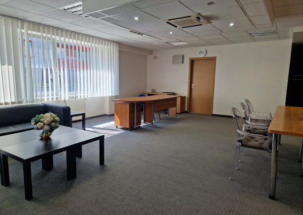 Kúpiť!!!, NIE prenajímať. Nová ponuka - kancelársky priestor na predaj s možnosťou parkovania vo Zvolene, 10 min pešo  od námestia, kuchynka, soc.zariadenie, klíma. Investičná príležitosť!!!