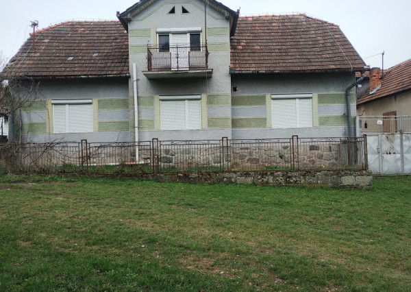 Ponúkame na predaj dva domy s veľkým pozemkom v obci Krnišov