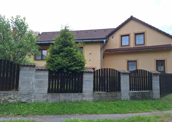 Kompletne zrekonštruovaný rodinný dom s hosťovskou chalupou a čarovnou záhradou – Podzámčok