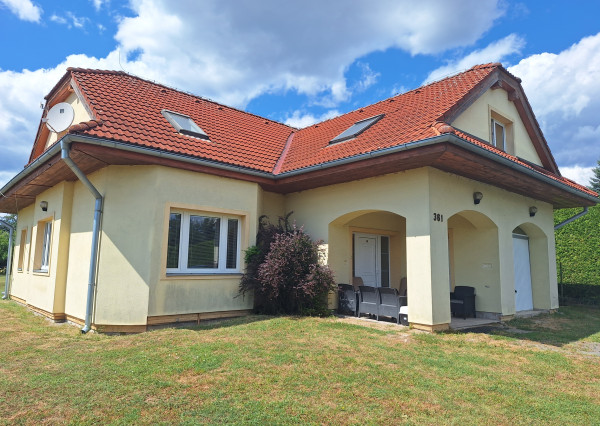 Priestranne riešený rodinný dom s garážou a veľkolepým pozemkom v Detve – Skliarovo