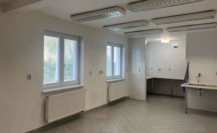 Investičná príležitosť – zrekonštruovaná budova, 1274 m2 pozemok v širšom centre mesta - fotografia 1