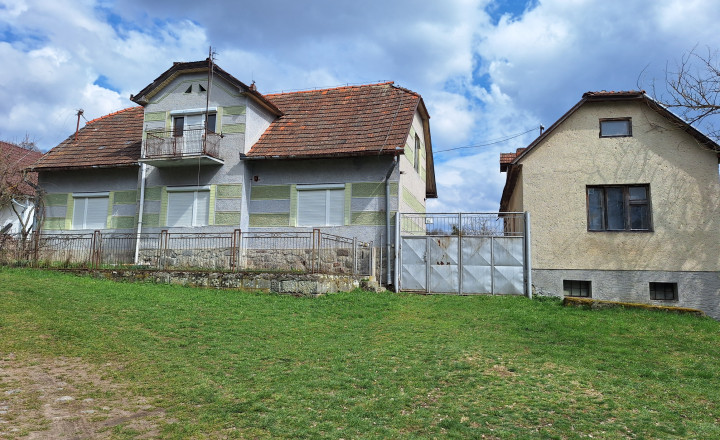 Ponúkame na predaj dva domy s veľkým pozemkom v obci Krnišov - fotografia 1