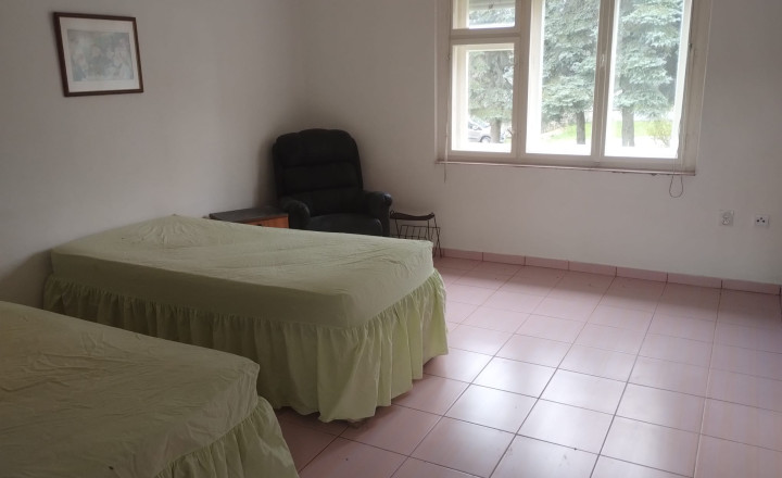 Ponúkame na predaj dva domy s veľkým pozemkom v obci Krnišov - fotografia 5