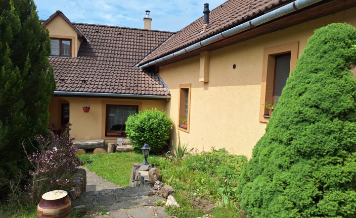 Kompletne zrekonštruovaný rodinný dom s hosťovskou chalupou a čarovnou záhradou – Podzámčok - Výrazne znížená cena o 40.000 Eur - fotografia 2
