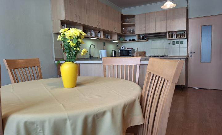 Nová cena ! 3-izbový byt s upravenou dispozíciou priamo v centre Zvolena - fotografia 1