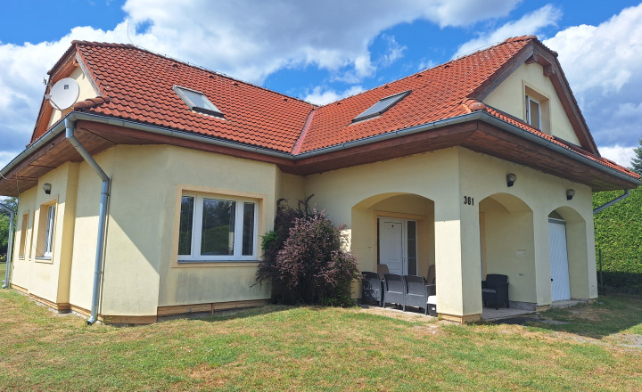 Priestranne riešený rodinný dom s garážou a veľkolepým pozemkom v Detve – Skliarovo
