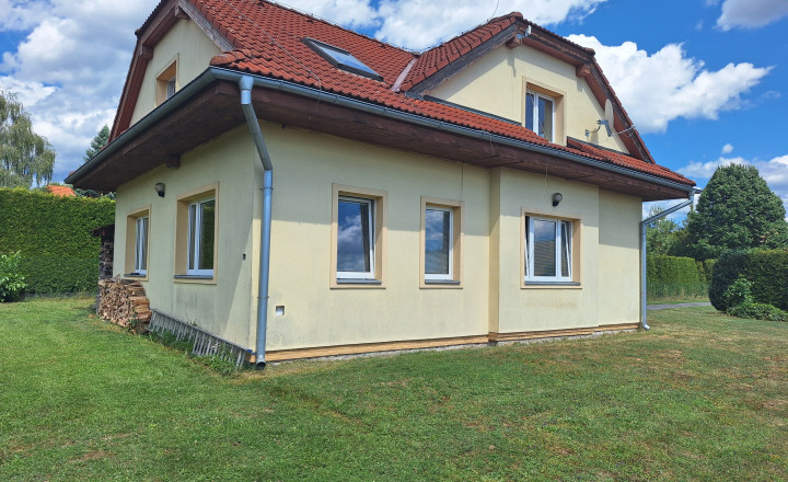 Priestranne riešený rodinný dom s garážou a veľkolepým pozemkom v Detve – Skliarovo - fotografia 1