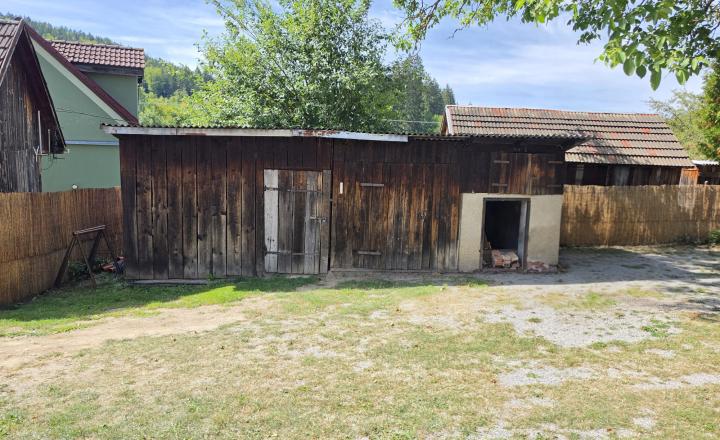 Rodinný dom v štádiu rekonštrukcie s veľkorysým pozemkom–Hrochoť - fotografia 2