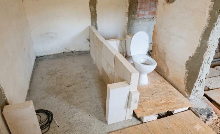 Rodinný dom v štádiu rekonštrukcie s veľkorysým pozemkom–Hrochoť - fotografia 11