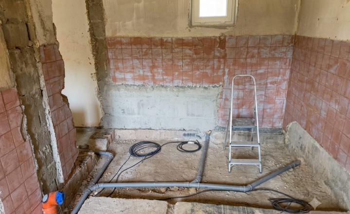 Rodinný dom v štádiu rekonštrukcie s veľkorysým pozemkom–Hrochoť - fotografia 12