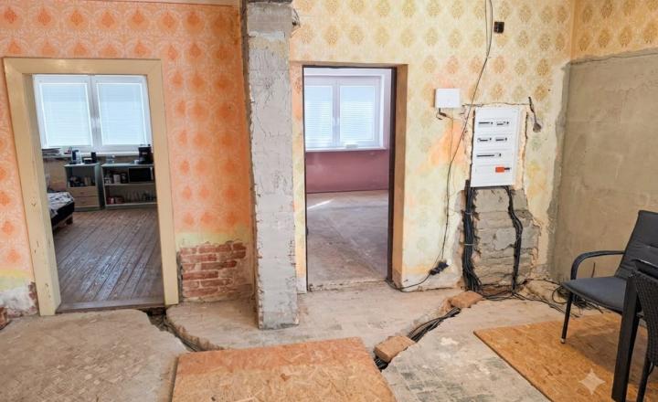 Rodinný dom v štádiu rekonštrukcie s veľkorysým pozemkom–Hrochoť - fotografia 10