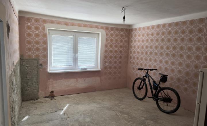 Rodinný dom v štádiu rekonštrukcie s veľkorysým pozemkom–Hrochoť - fotografia 9